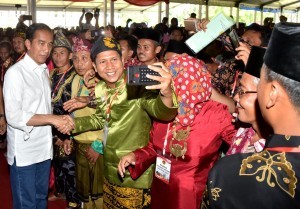 President Jokowi hands over 6,000 certificates of land rights to the community in the courtyard of Jambi Governors office on Sunday (16/12). (Photo by: BPMI)