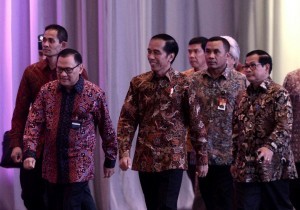 President Jokowi accompanied by the Governor of Bank Indonesia and Cabinet Secretary enters the room of the opening of the 2016 Annual Meeting of Bank Indonesia, at Jakarta Convention Center, Jakarta, Tuesday (22/11). (Photo: Kris/Setpres)