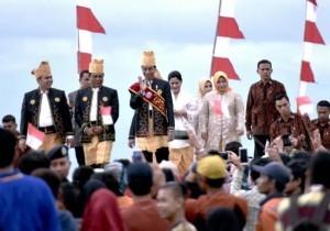 President Jokowi attends the peak event of Mappanretasi Marine Culture and Sea Offering Ceremony in Pagatan Beach, Tanah Bambu, South Kalimantan, on Sunday (7/5)