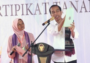 President Jokowi has a dialogue with a resident at the handover of certificates at the frontyard of the Office of Rote Ndao Baa Regent, Rote, East Nusa Tenggara, Tuesday (9/1) morning (Photo: Rahmat/PR)