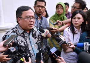 Minister of National Development Planning (PPN)/Head of National Development Planning Agency (Bappenas) Bambang Brodjonegoro responds to reporters questions after a Plenary Cabinet Meeting, at Bogor Presidential Palace, West Java, Wednesday (18/7) (Photo: PR/Agung)