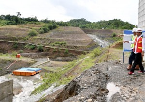 President Jokowi inspects the construction of Paselloreng Dam, in Arajang Village, Gilireng Subdistrict, Wajo Regency, on Tuesday (3/7) (Photo: Secretariat of the President)