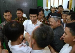 President Jokowi greets a young boy at the Jami Assaadah Mosque, Sentul, Bogor Regency, West Java, on Sunday (4/6)