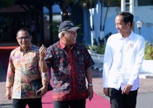 President Jokowi is in conversation with Minister of Public Works and Public Housing Basuki Hadimuljono before heading to Madiun, East Java on Monday (6/11)