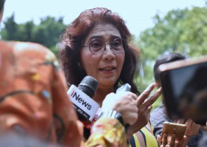 Minister of Maritime Affairs and Fisheries Susi Pudjiastuti answers reporters questions after a Limited Cabinet Meeting at the Presidential Palace in Bogor, West Java, Monday (22/10). (Photo by: Rahmat/Public Relations).