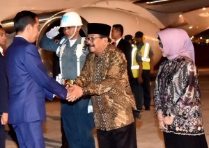 President Jokowi welcomed by East Java Governor at Juanda International Airport, Surabaya, East Java Province, Sunday (18/11). (Photo by: Jay/ PR Division)