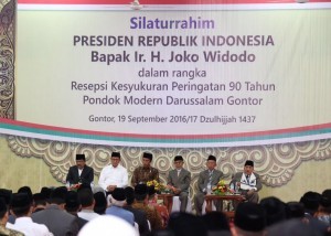 President Jokowi together with Minister of Religious Affairs Lukman Hakim Saifuddin while attending the 90th Anniversary of the Darussalam Modern Islamic Boarding School Gontor some time ago. (Photo: PR/Oji)