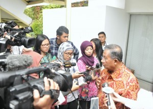 Coordinating Minister for the Economy responds to the journalists questions after a Limited Meeting at the Presidential Office, Jakarta, Tuesday (13/6) afternoon (Photo: PR/Deni)