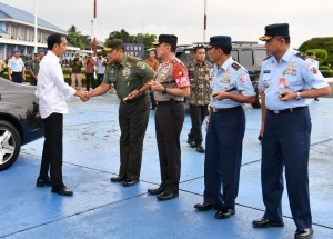 President Jokowi shakes hand with Jakarta Military Commander and Jakarta Police Chief before heading to Yogyakarta on Friday (27/1), at Halim Perdanakusuma Airport, Jakarta