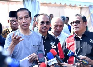 President Jokowi answers questions from journalists after attending 2018 Burung Berkicau Piala Presiden Jokowi Festival and Exhibition at Bogor Botanical Garden, Sunday (11/3). (Photo by: Bureau of Press and Media)
