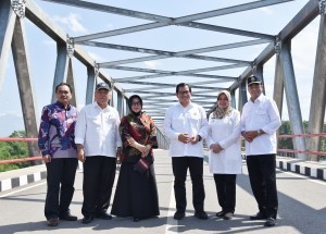 Cabinet Secretary Pramono Anung takes picture with Minister of Public Works and Public Housing and Minister of Transportation at Wijaya Kusuma Bridge, Kediri, East Java. (Photo: Anggun/PR)