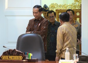 President Jokowi accompanied by Vice President Jusuf Kalla in a limited meeting at the Presidential Office, Jakarta, Tuesday (8/1). (Photo by: Rahmat /Public Relations Division)