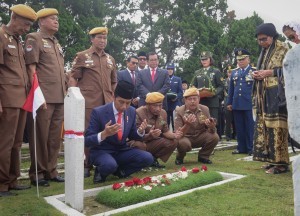 President Jokowi sows flowers at Cikutra Heroes Cemetery, Bandung, Saturday (10/11) (Photo: PR/Agung)