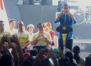 President Jokowi uses sign language at the beginning of his remarks in the Commemoration of the 2018 International Day of Persons with Disabilities in Bekasi, Monday (3/12). Photo by: Rahmat/PR)