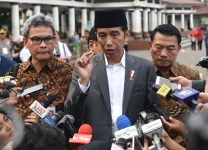 President Jokowi responds to the reporters questions after attending Land Certificate Distribution, at Serang West Square, in Serang, Banten Province, Wednesday (14/3) (Photo: PR/Rahmat).