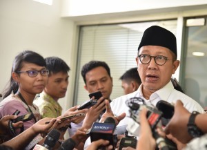 Minister of Religious Affairs Lukman Hakim Saifuddin responds to reporters questions at the Presidential Office, Jakarta, on Tuesday (15/5) (Photo: Nia/PR)