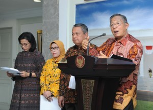 Coordinating Minister for the Economy Darmin Nasution delivers statement on the 16th Economic Policy Package, at the Presidential Office, Jakarta, Friday (16/11). (Photo by: Jay/ PR Division)