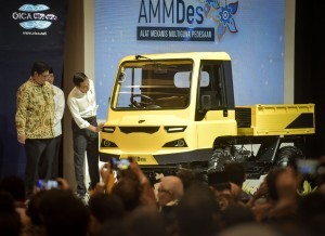 President Jokowi inspects a car at the 26th Gaikindo Indonesia International Auto Show (GIIAS) in ICE, BSD, Tangerang, Banten, Thursday (2/8) (Picture: PR Division/ Agung)