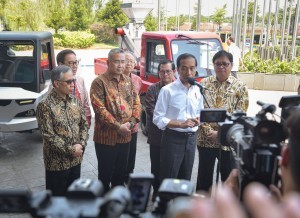 The President answers reporters' questions after attending the 26th Gaikindo Indonesia International Auto Show at ICE BSD, Tangerang, Banten, Thursday (2/8). (Photo by: Agung/Public Relations Division)
