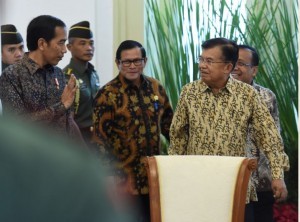 President Joko Jokowi Widodo accompanied by Vice President, Minister of State Secretary, and Cabinet Secretary enter the room of Plenary Cabinet Meeting, at Bogor Palace, on Wednesday (2/1) morning (Picture: JAY/Public Relations Office)
