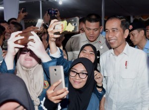 President Jokowi takes photo after distributing aid in West Nusa Tenggara Province, Thursday (18/10). (Photo: BPMI)