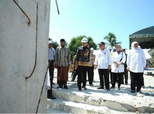 President Jokowi and Ministers of the Working Cabinet visit At-Taqarrub Great Mosque in Pidie Jaya, Aceh, Thursday(15/12). (Photo by: Bureau of Press and Media/Kris)