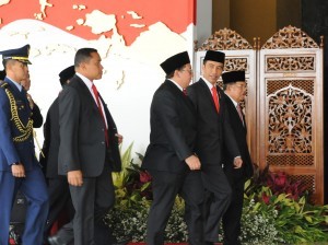 President Jokowi and Vice President Jusuf Kalla accompanied by Vice Speaker of the House of Representatives Fadli Zon enter the Nusantara Building, Jakarta, Wednesday (16/8) afternoon. (Photo: Anggun/PR)