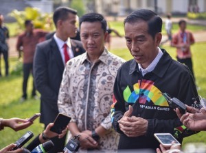 President Jokowi answers the press questions after receives the representatives of Indonesian top performing high school students at the Presidential Palace of Bogor, West Java, on Thursday (3/5). (Photo by: Public Relations/Agung).
