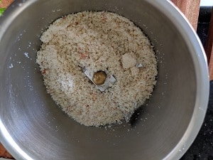 Coarsely ground peanuts