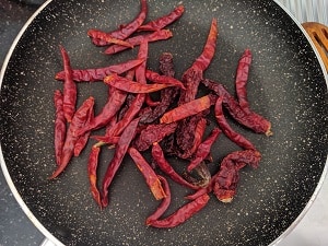 Whole red chillies