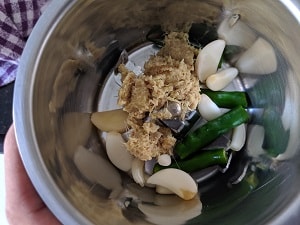 Garlic Ginger and Green chillies for the gravy