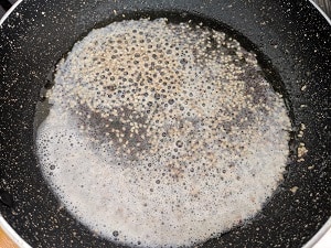 tempering for the dudhi muthiya - sesame seeds, mustard