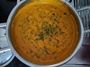 crushed kasuri methi added to green peas curry