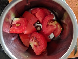 pureeing the tomatoes