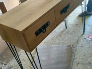 קונסולה מעוצבת עם רגלי ברזל דקות