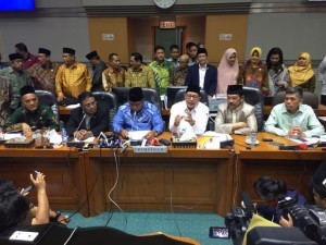 Minister of Religious Affairs Lukman Hakim Saefuddin, accompanied by Head of Commission VIII of the House of Representatives, delivers the 2018 Cost of Hajj, at the House Compund, Senayan, Jakarta, Monday (12/3) (Photo: Religious Affairs Ministry).