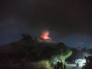 Mount Agung is emitting volcanic ash until Friday (29/6). (Photo: National Disaster Management Agency)