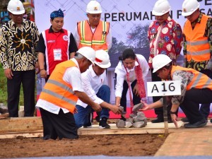 President Jokowi accompanied by First Lady Ibu Iriana laid the foundation stone for the Garut Barbershop Housing construction in Garut, West Java, Saturday (19/1). (Photo by: Deny S/Public Relations).
