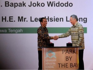 President Jokowi and PM Lee shake hand after the inauguration of Kendal Industrial Zone in Kendal, Central Java, Monday (14/11) afternoon. (Picture: PR/Agung)