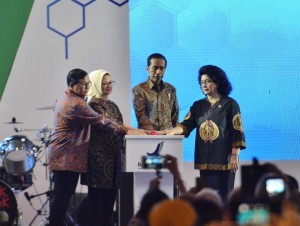 President Jokowi, accompanied by Health Minister, Cabinet Secretary, and Head of the BPOM, press the button to symbolically launch the National Campaign to Eradicate Illegal Drug and Drug Abuse at Bumi Perkemahan Wisata Cibubur East Jakarta, Tuesday, (3/10). (Photo by: Agung/Public Relations Division)