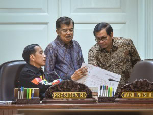 President Jokowi discusses with Vice President and Cabinet Secretary before a Limited Meeting on the Enhancement of Cooperation between Indonesia and the South Pacific Countries, at the Presidential Office, Jakarta, Friday (4/5) (Photo: Human Relations Division/Agung).