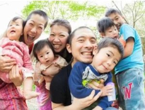 一夫多妻の西山家 夜の営みは3人で 年収や戸籍 家族構成は 子供たちは大丈夫 D Media