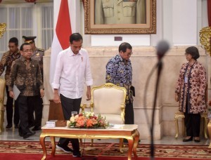 President Jokowi is accompanied by Cabinet Secretary Pramono Anung before a Plenary Cabinet Meeting at the State Palace, Jakarta, Tuesday (7/8). (Photo by: Agung/Public Relations Division)