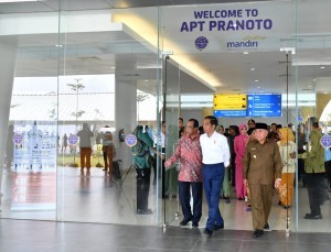 President Jokowi accompanied by Minister of Transportation Budi Karya Sumadi and Governor of East Kalimantan Isran Noor inspects the Aji Pangeran Tumenggung (APT) Pranoto Airport, Samarinda, Thursday (25/10). (Photo by: Press, Media, and Information Bureau of Secretariat of the President)
