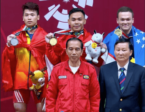 President Jokowi takes photo with Eko Yuli, weightlifting gold medalist in 2018 Asian Games, at JIExpo, Jakarta, Tuesday (21/8). (Photo: IST)