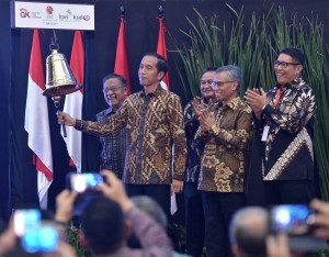 President Jokowi officially closed the stock trading transaction in 2018 at the Indonesia Stock Exchange (IDX), Jakarta, Friday (28/12) (Photo by: BPMI).