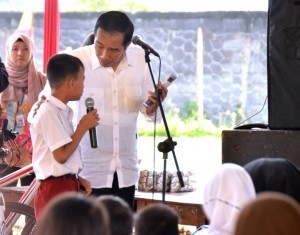 President has a conversation with one of elementary students in Linggar Village, Rancaekek, Bandung Regency, on Saturday (17/9) (Photo: Public Relations/Agung)