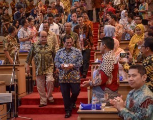 Cabinet Secretary Pramono Anung walks toward a podium to speak as a keynote speaker in Leadership Talk at Master of Management Faculty of Economics and Business Gadjah Mada University, Yogyakarta on Saturday (30/6) (Photo: Anggun/PR)