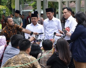 President Jokowi gives press statement to reporters after meeting with Yusril Ihza Mahendra. (Foto: BPMI)