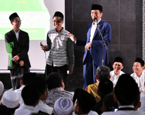 President Jokowi has a dialogue with a number of santri (Islamic Boarding Schools students) in his visit to Bumi Shalawat Progressive Islamic Boarding School, Sidoarjo Regency, East Java, on Thursday (6/9). (Photo by: BPMI)